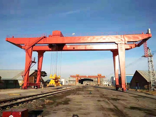 What should be noted for the safe use of gantry cranes