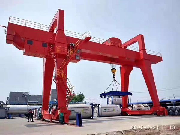 What are the precautions for operating the lifting chain of a crane