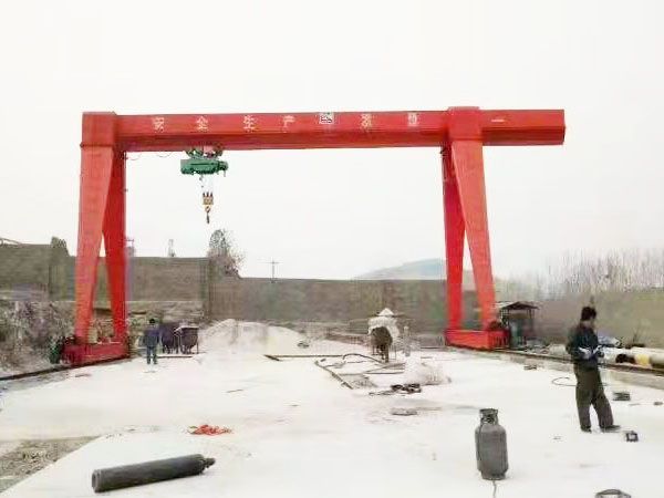 How does a gantry crane work?